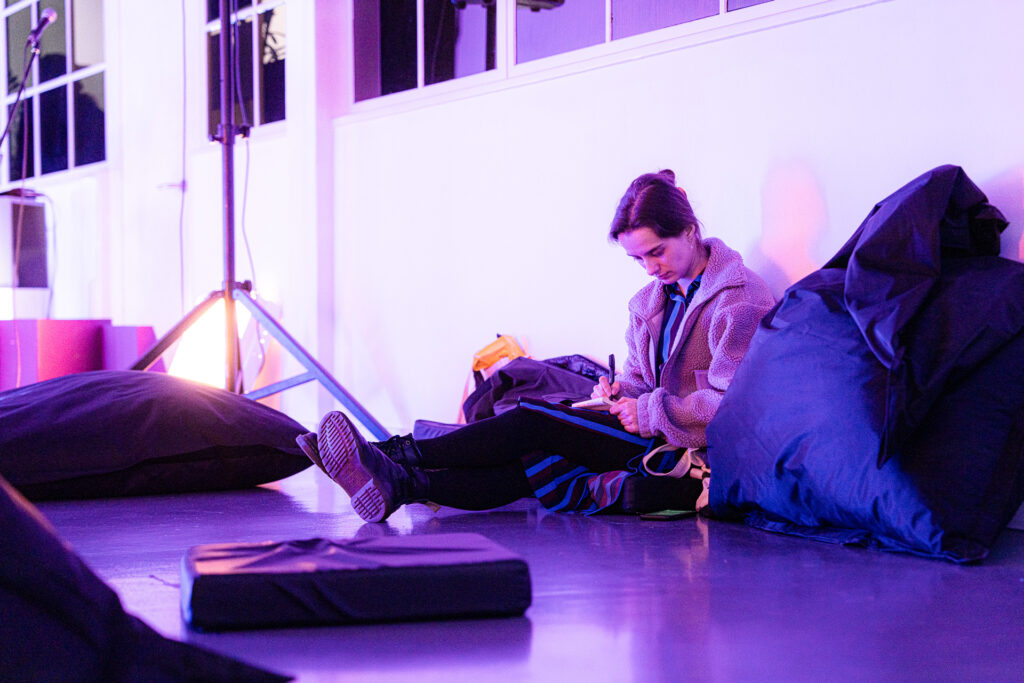 Publieksrecensies writing a review about the audience during CAMPSITE Festival. Picture by Cem Altinöz.